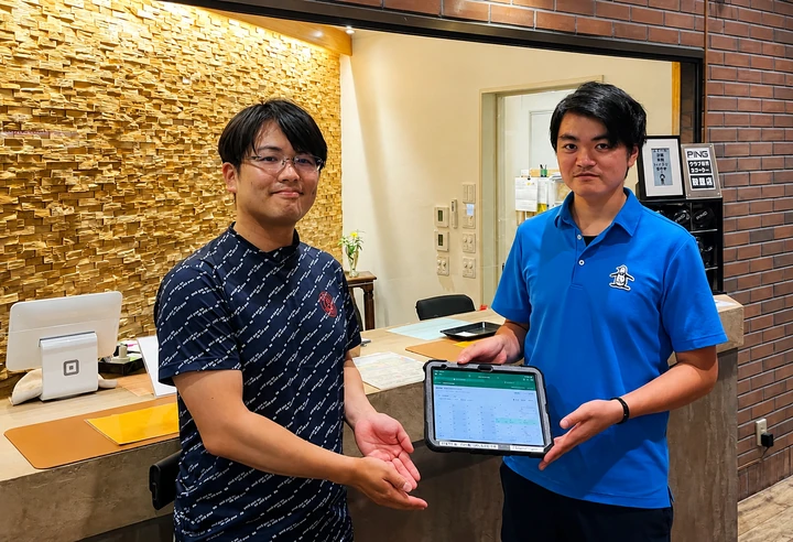 茨木ゴルフセンターのフロントでタブレットを紹介する様子