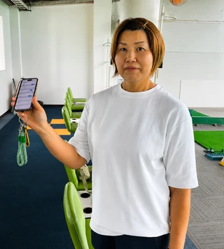 スマートフォンを持つ松井澄与プロ